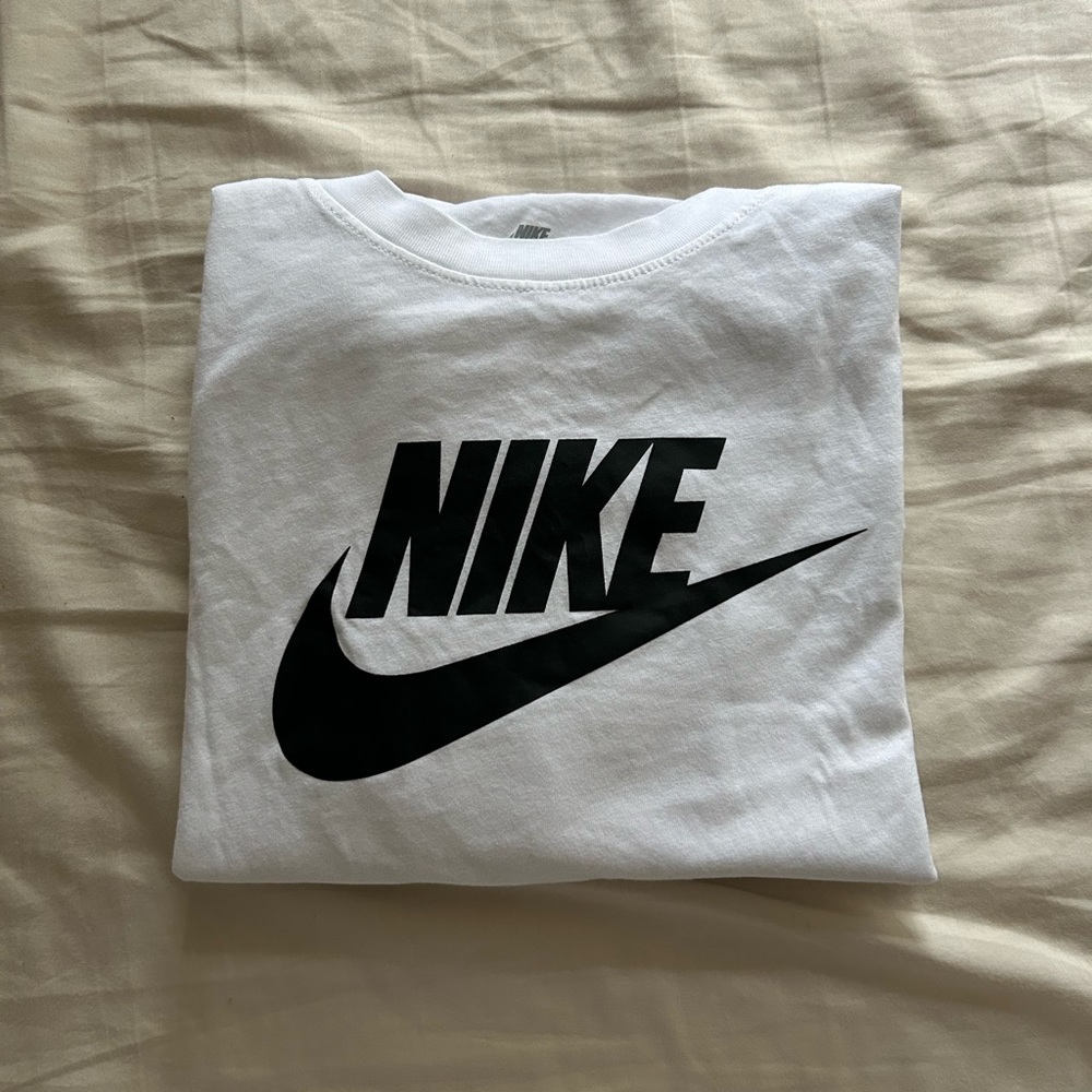 Nike Sportswear Long-Sleeve Logo T-Shirt